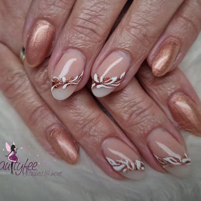 Nagelmodellage in Roségold mit weißer Ornament-Malerei