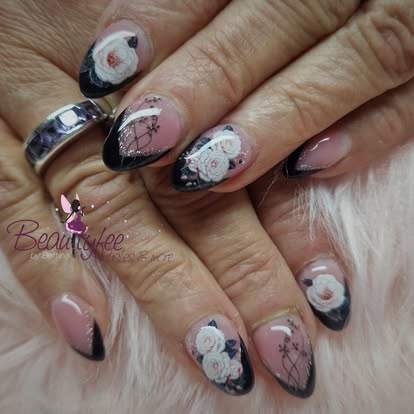 Nagelmodellage in Schwarz-Weiß mit 3D-Rosen und Spitzen-Motiv