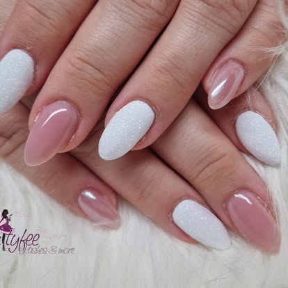 Nägel in Mandelform, abwechselnd nude glänzend und weiß glitzernd
