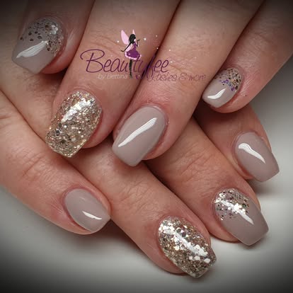 Nagelmodellage in Greige mit goldenen Glitter-Akzenten