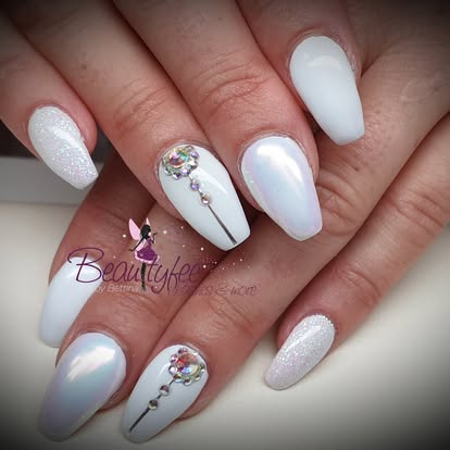 Ballerina-Nägel in Weiß und Perlmutt mit Strass-Applikation